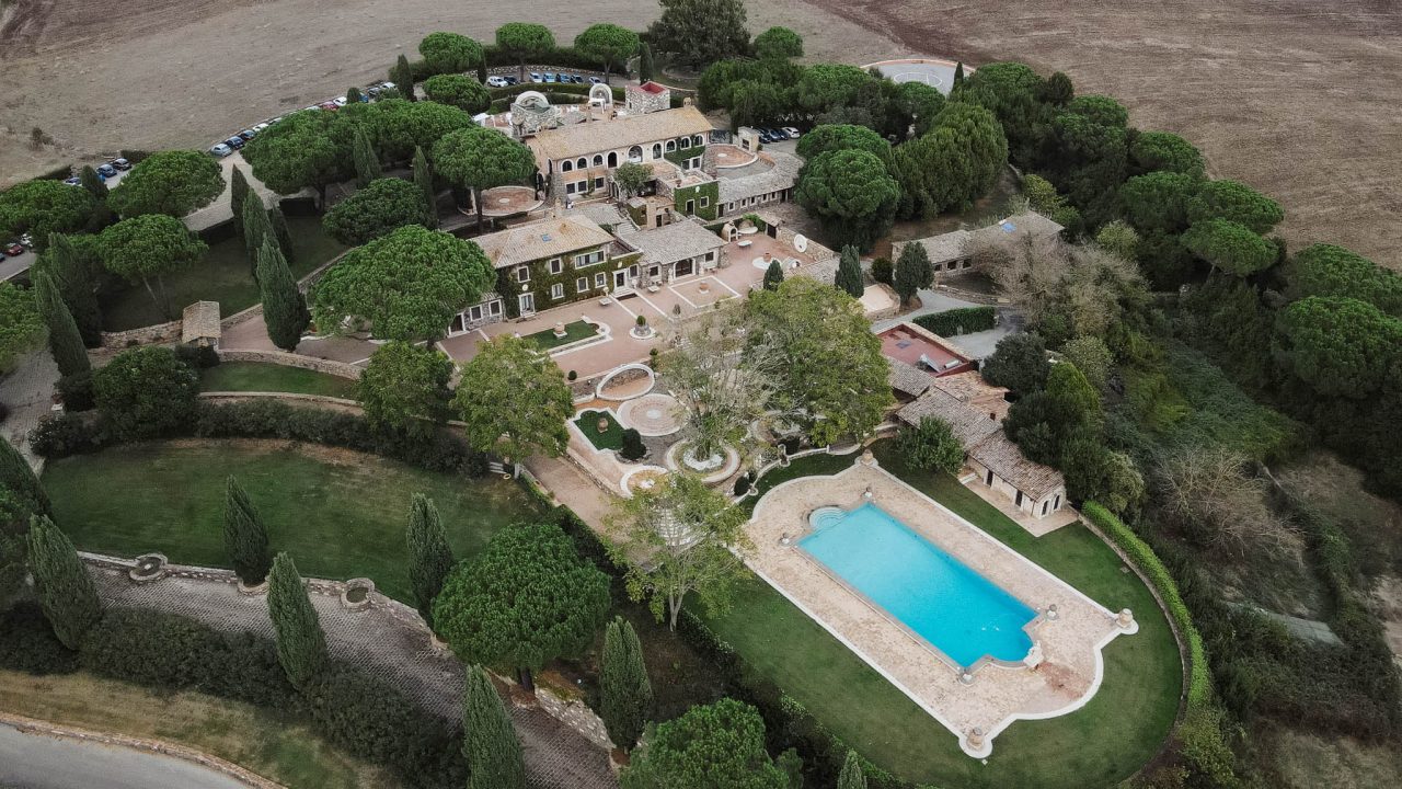 Veduta aerea di una location per matrimoni immersa nel verde con piscina e spazi eleganti &ndash; reportage fotografico di matrimonio