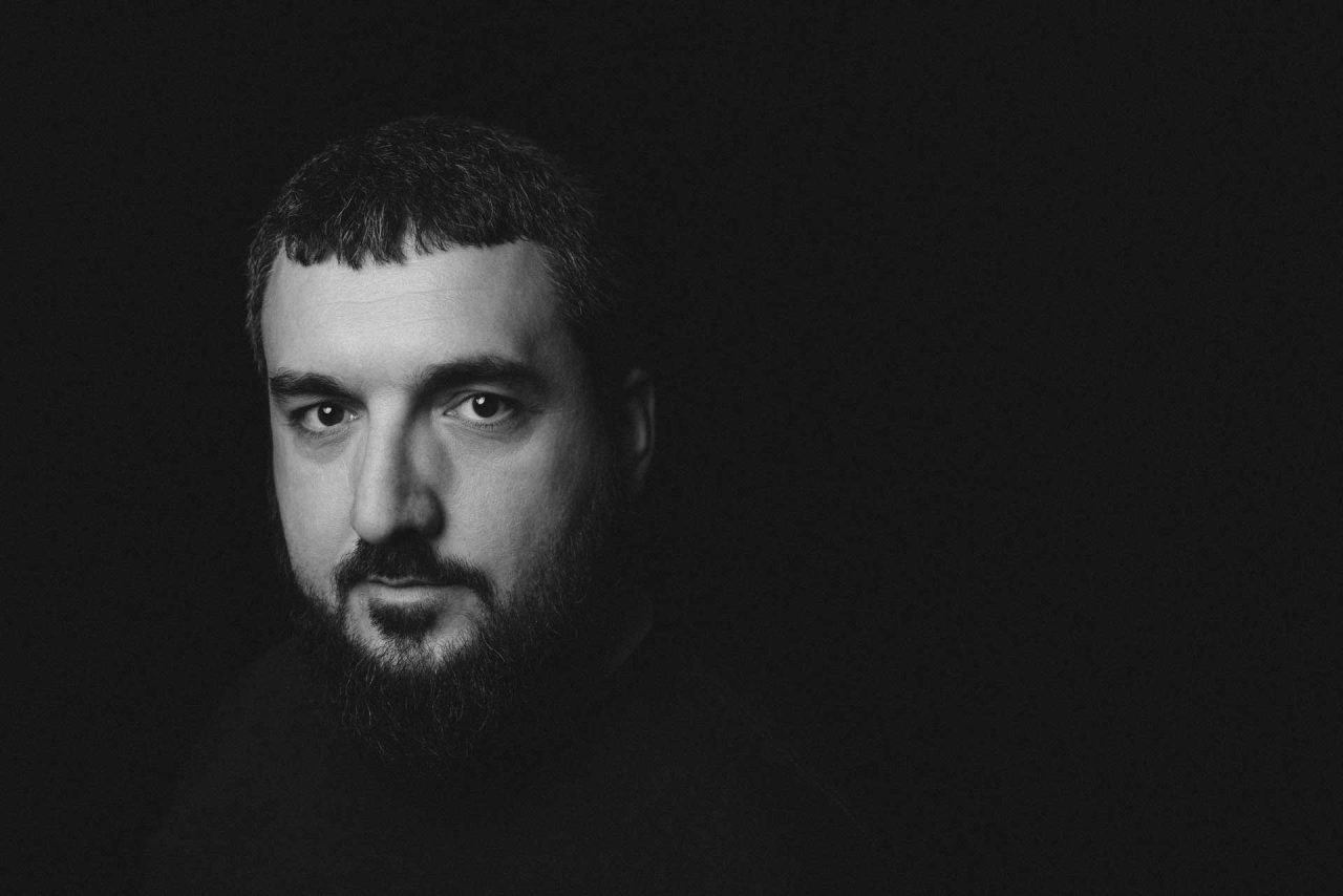 Ritratto di Max Giubilei con sfondo nero, sguardo diretto e luce morbida &ndash; fotografia professionale