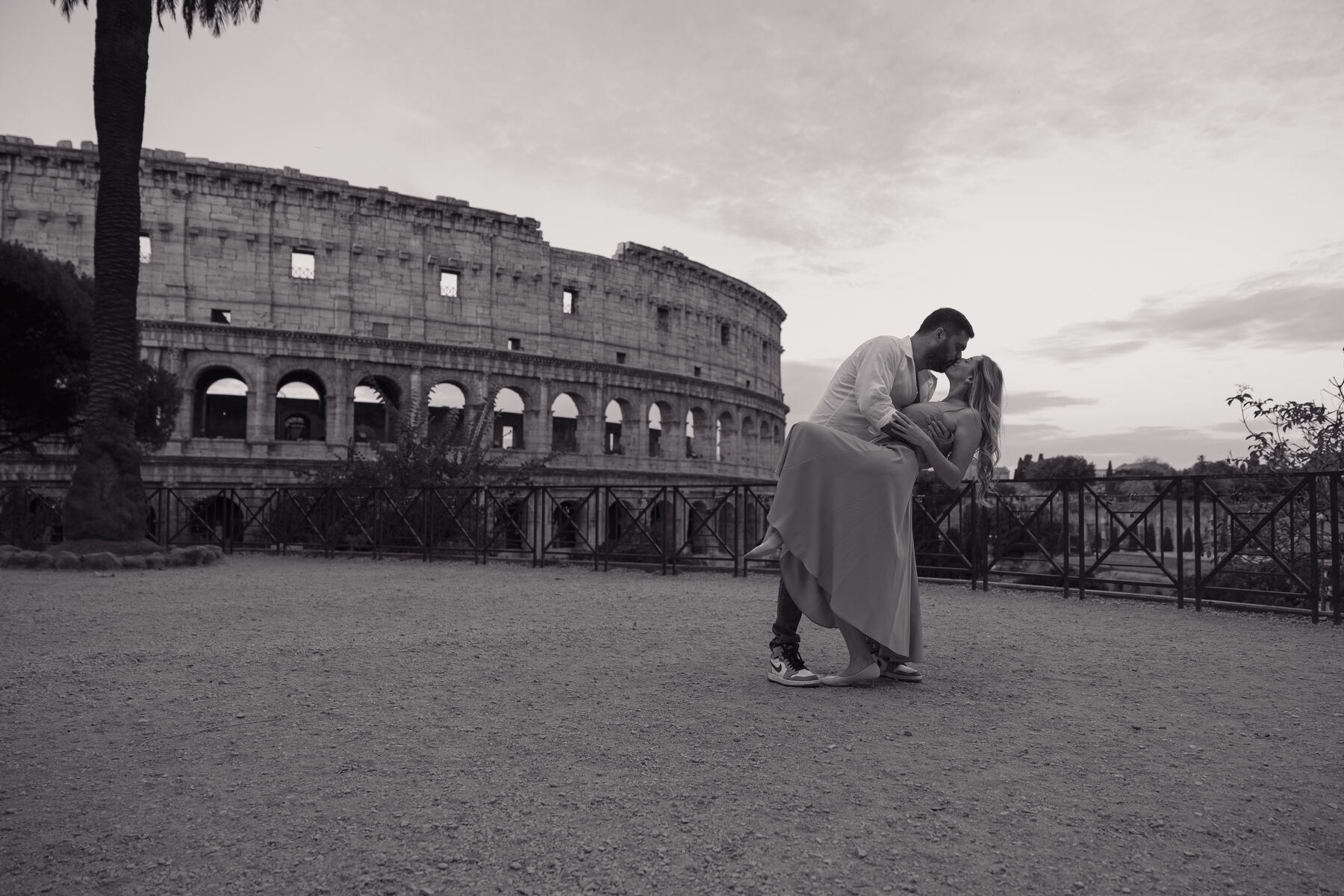 Coppia che si abbraccia davanti al Colosseo