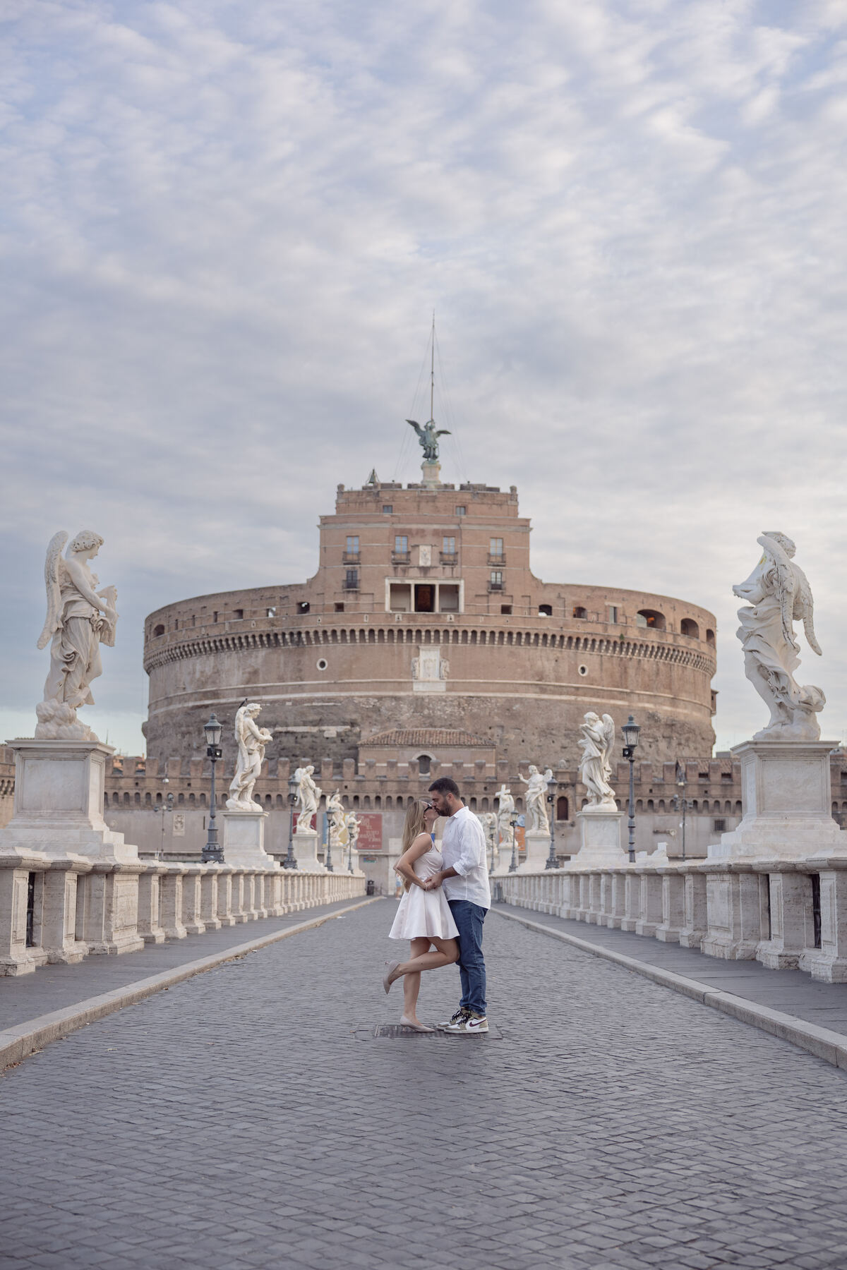 Coppia che si bacia su Ponte Sant'Angelo