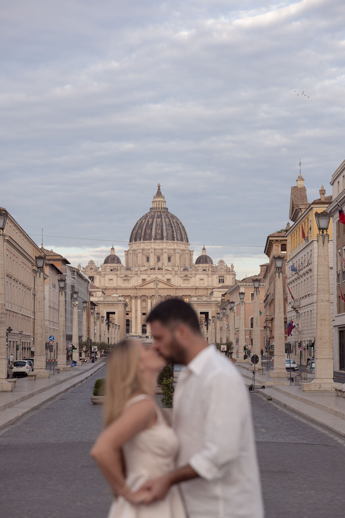 Coppia che si bacia con vista su San Pietro