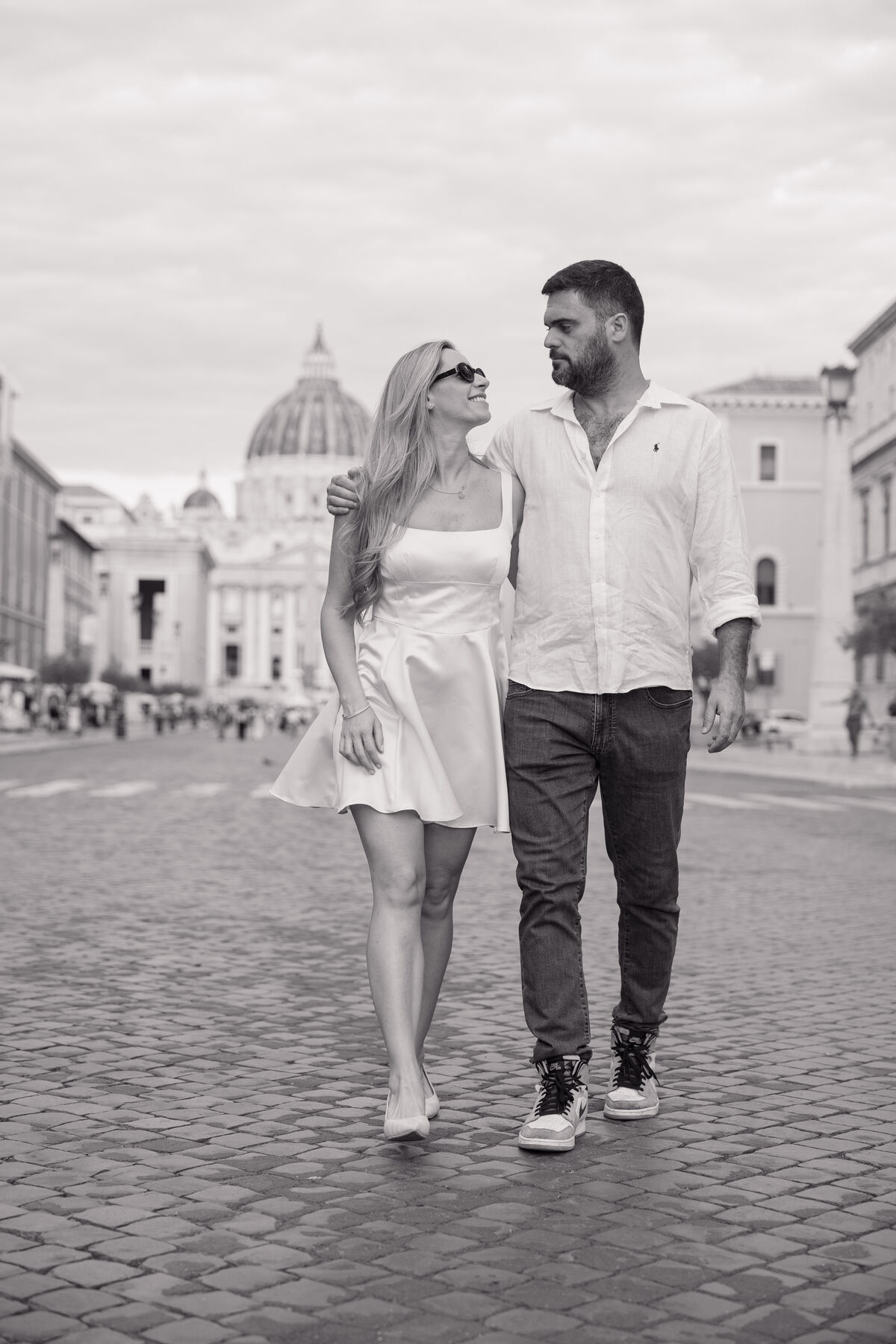 Coppia che passeggia verso San Pietro